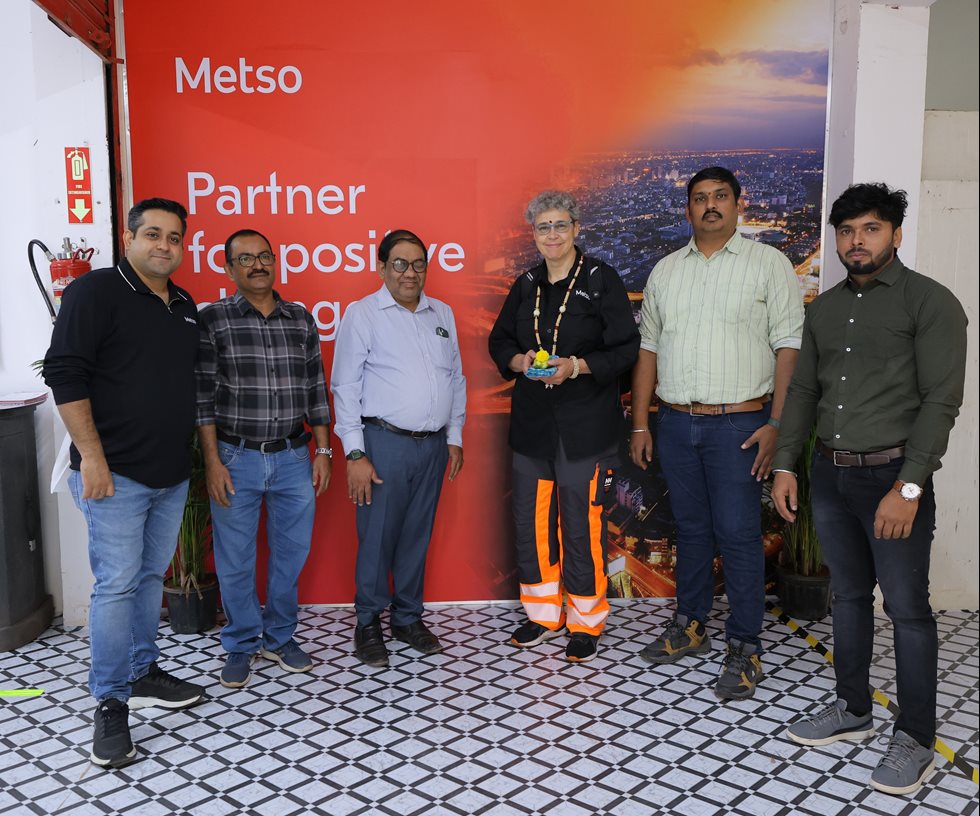 People in Metso laboratory