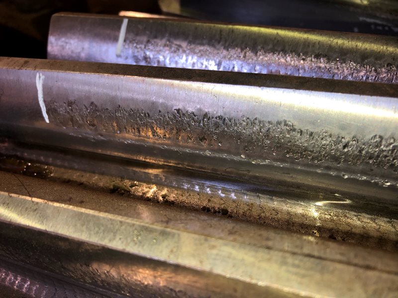 Lack of lubrication: Localized scuffing caused by metal-to-metal contact due to an injector failure