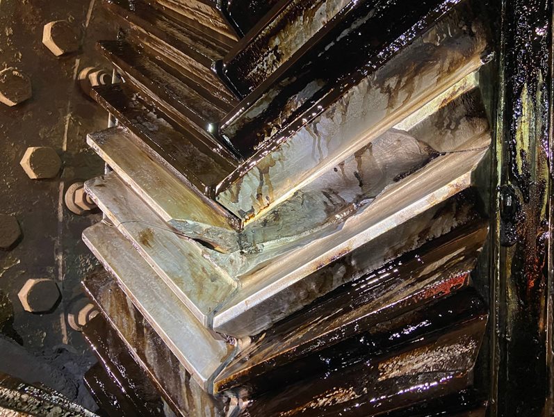 Fractured tooth at the apex of double helical gear