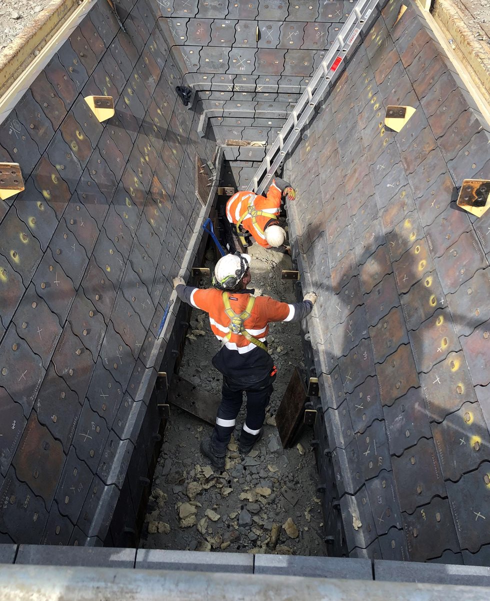 Hopper lined with customized, zoned, anti-wash wear package