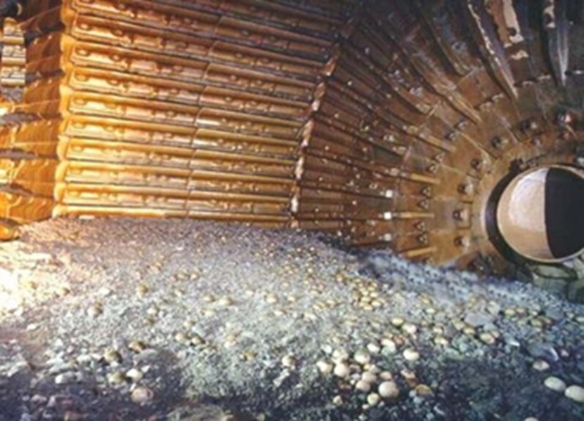 Carga al interior de un molino SAG con revestimientos de acero.