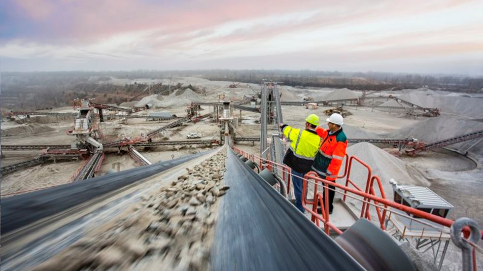 Metso experts standing next to a conveyor