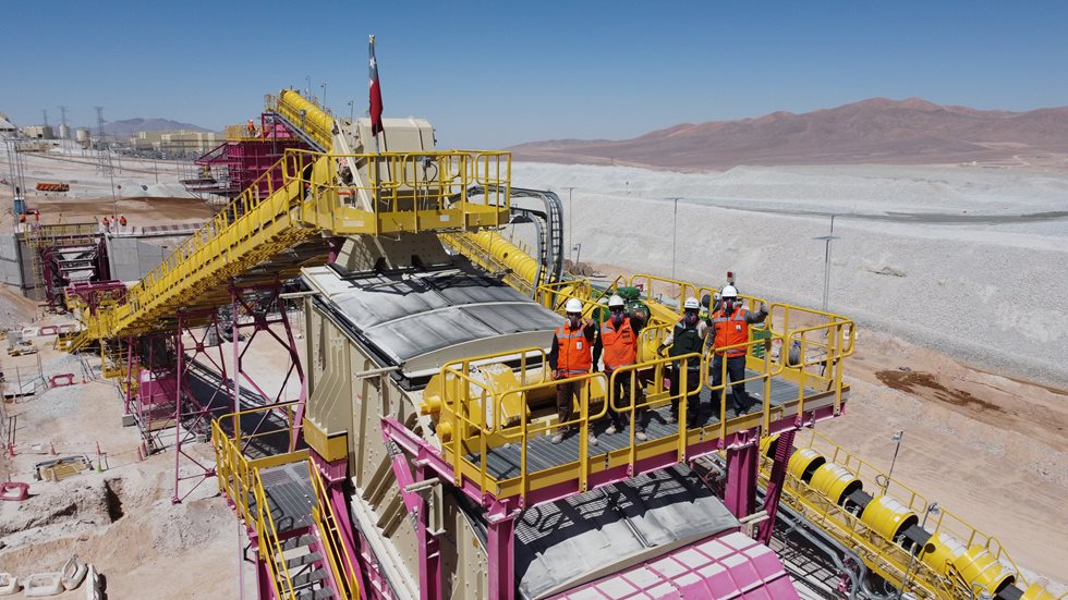 Metso and MPM representatives’ wave to the drone camera together on top of the plant.