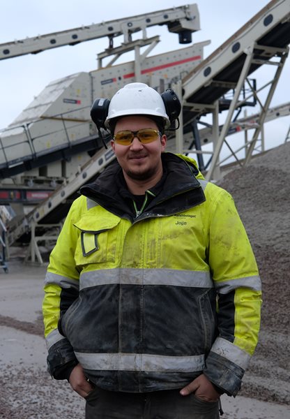 Machinist Jojje Franssin is responsible for operating Asfaltbolaget’s new crushing and screening plant.