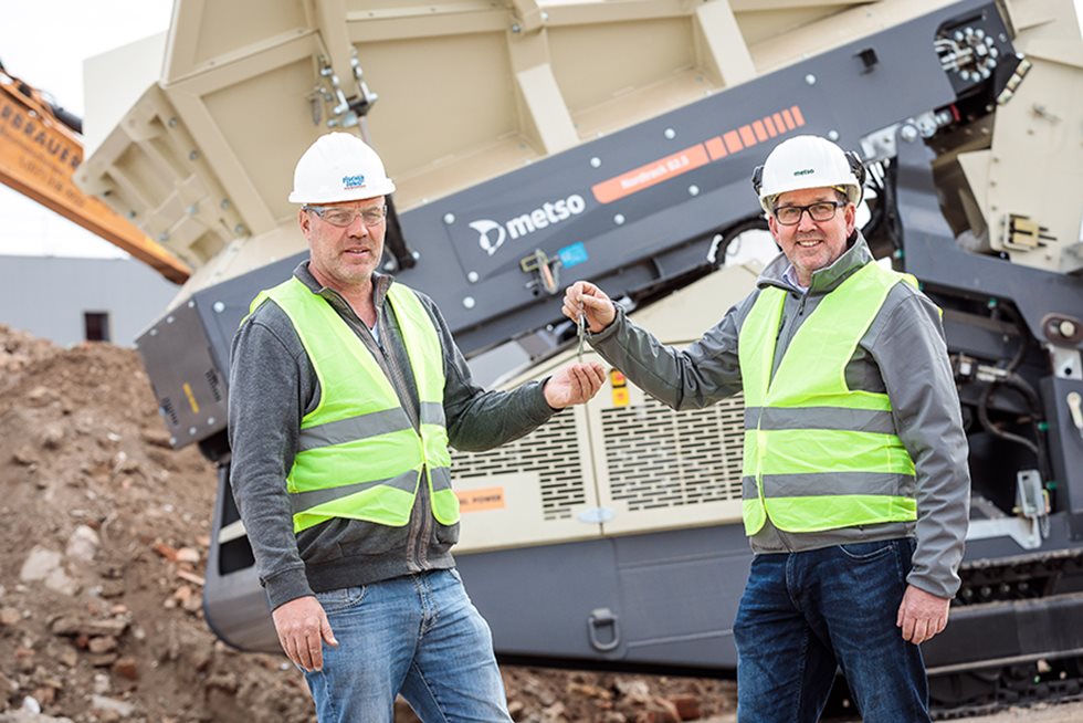 Ralph Phlippen of Fischer-Jung Aufbereitungstechnik handing over the keys to Karl-Werner Bierbrauer. 