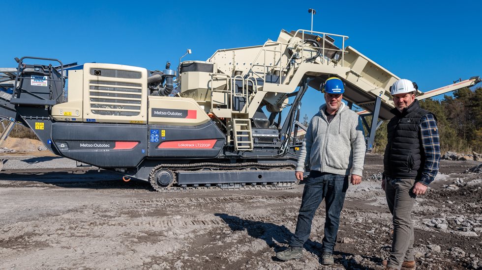 Satisfied with the commissioning: Karl-Werner Bierbrauer (Managing Director of Bierbrauer & Sohn GmbH / Terratec-Basalt GmbH) and Ralph Phlippen (Managing Director of Fischer-Jung Aufbereitungstechnik GmbH) in front of Europe's first Lokotrack® LT220GP™ mobile cone crusher from Metso Outotec at the quarry in Ettringen. 