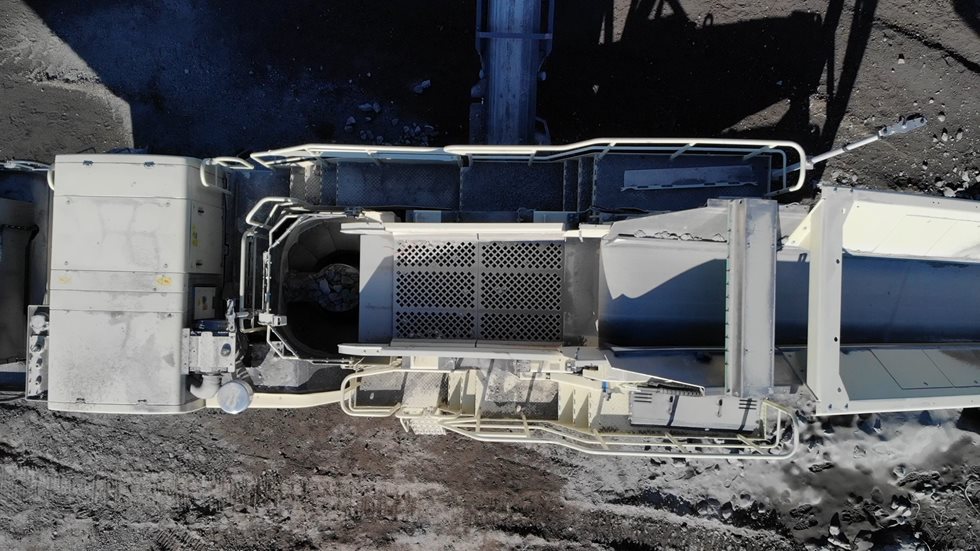 Lokotrack® LT220GP™ mobile cone crusher plant is designed for secondary and tertiary hard rock crushing. It is available with a belt feeder or a 2-deck pre-screen that together with a Nordberg® GP220 crusher offers up to 50% more capacity for aggregates contracting. 