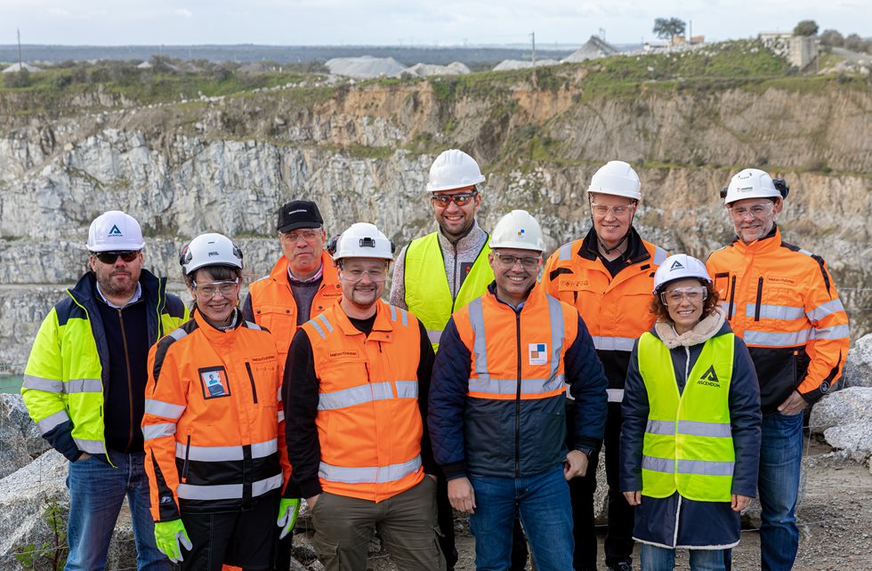 Sergio Bento from Mota Engil together with the distributor Ascendum and Metso staff. 