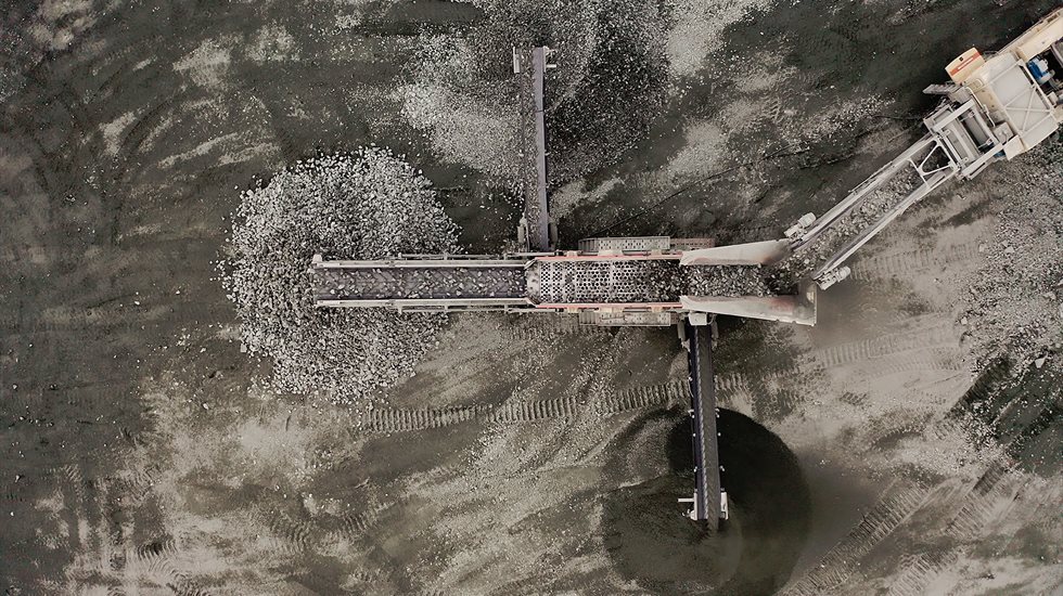 Lokotrack® ST2.8E™ scalping screen at the Tverås Maskin site.