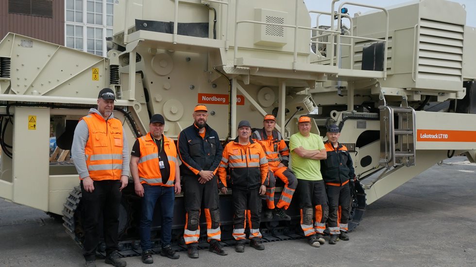 Hero image: This professional team of Metso Tampere workshop took care of the complete overhaul of over 20 years old Lokotrack LT110-jaw crusher.