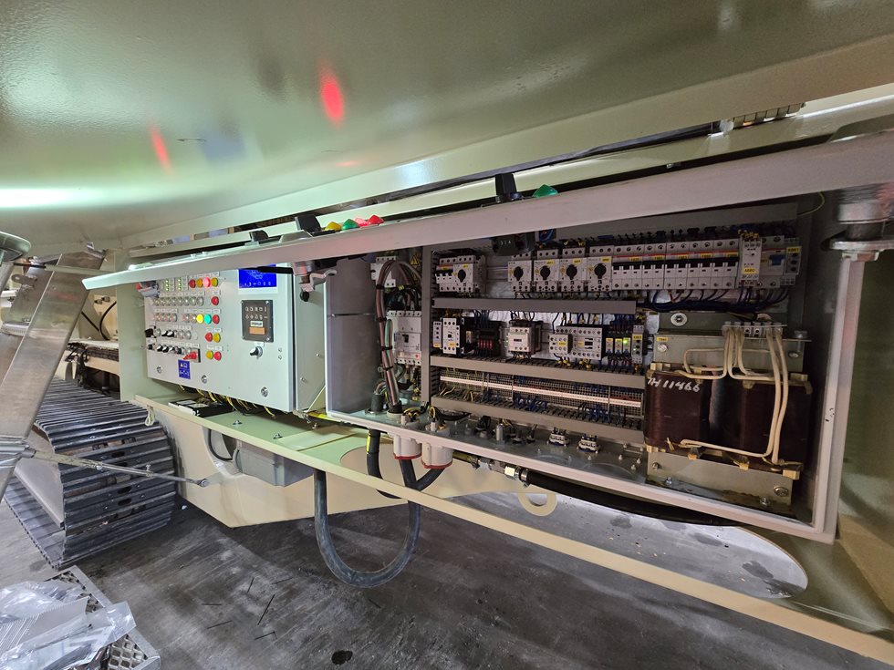 The main electrical switchboard was completely refurbished including all electric cables.