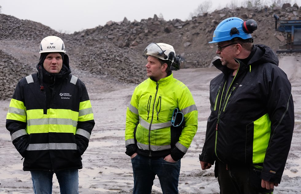 Värnamo Krosskonsult AB’s Vice CEO Kristofer Almén (left) discussing with Bröderna Björköunds Grus’ Production manager Mikael Henriksson and Managing director Peter Björklund.