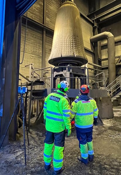 Metso expert and customer inspecting a PG mantle
