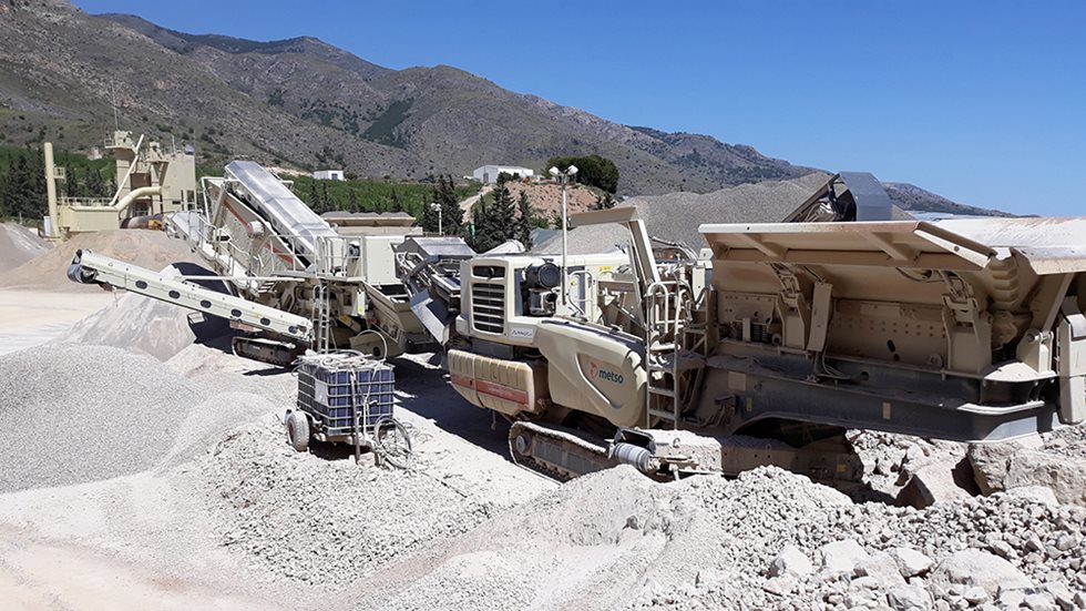 Disposición de los grupos móviles LT1213S y ST620 en la cantera de Arrioca en El Ejido