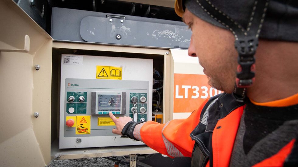 Kristian Judin demonstrates the multifunction display of their Lokotrack® LT330D™.