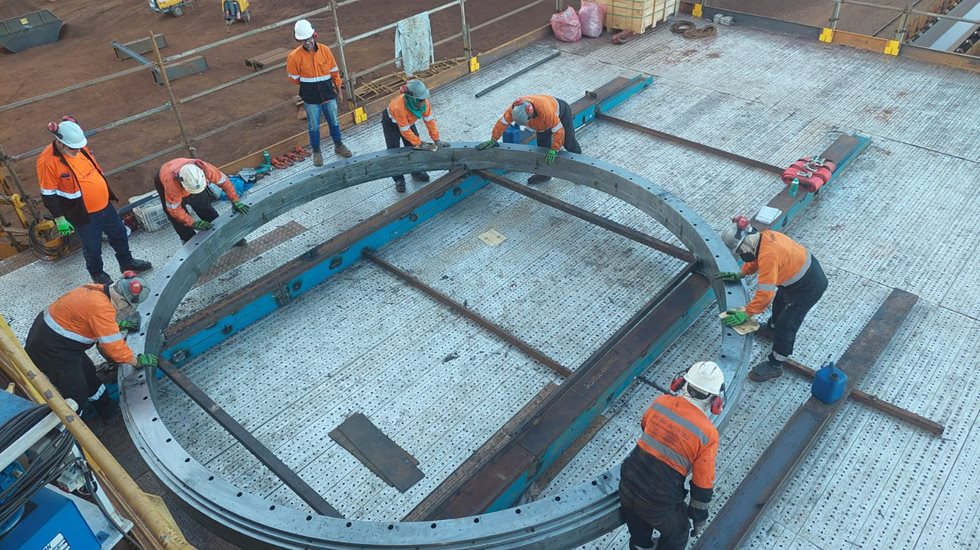 Equipe de serviços da Metso durante troca de rolamento