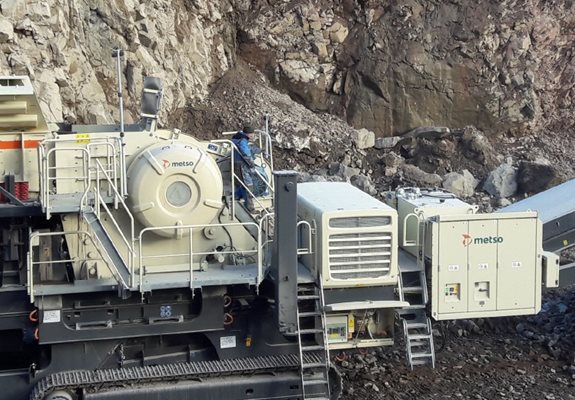 Lokotrack® LT130E™ mobile jaw crusher.