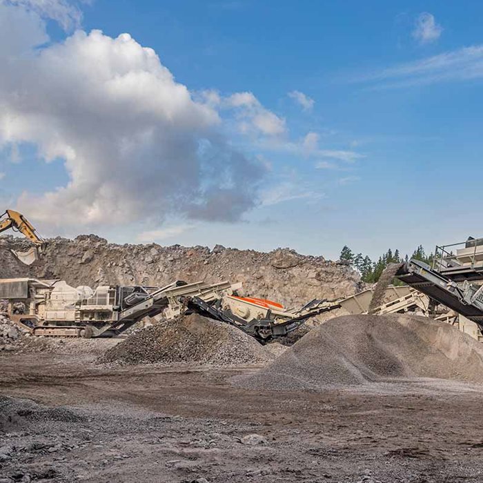 Two or multiple Lokotrack® units can also be layed out one after another. In these cases they form a multi-stage production chain, so called ‘Lokotrack® train’.