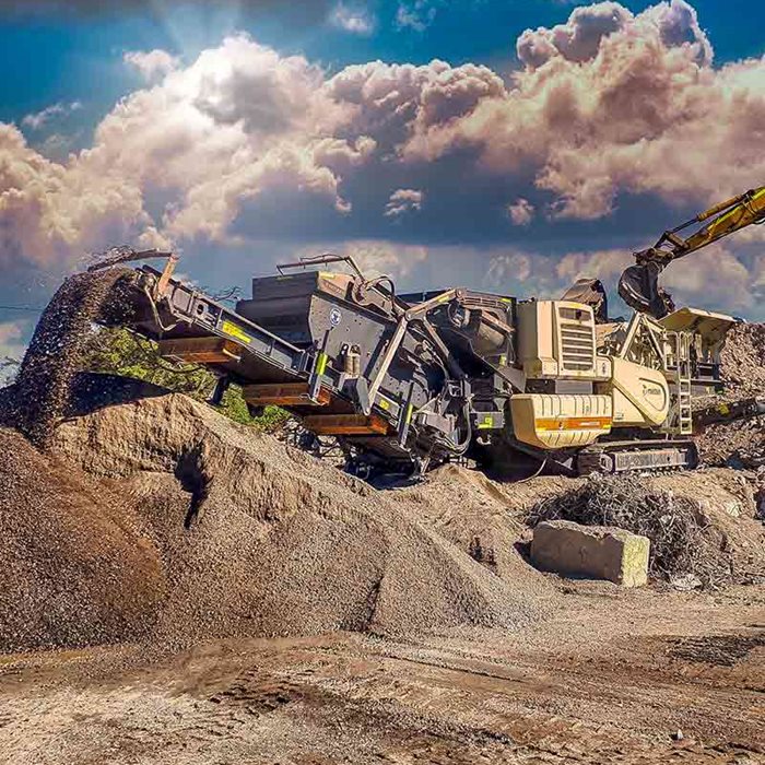 Mobila Lokotrack®-kross- och sorteringsmaskiner har en kross och en sikt integrerade i samma maskin.