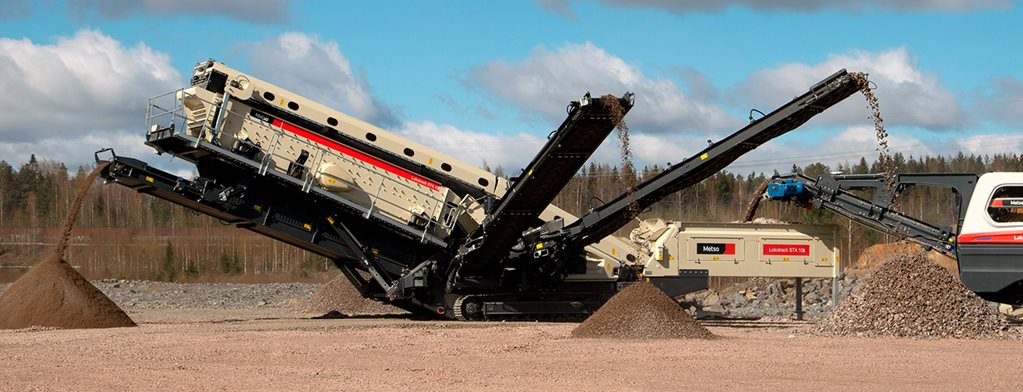 Lokotrack® ST Series mobile screens can be used as standalone or with other crushers and screens.