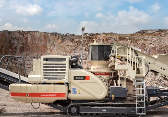 Lokotrack® LT200HP™ mobile cone crusher plant.