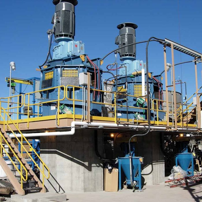 Moinho com agitação vertical, fluidizado, projetado para otimizar a eficiência de moagem para produtos finos e ultrafinos.