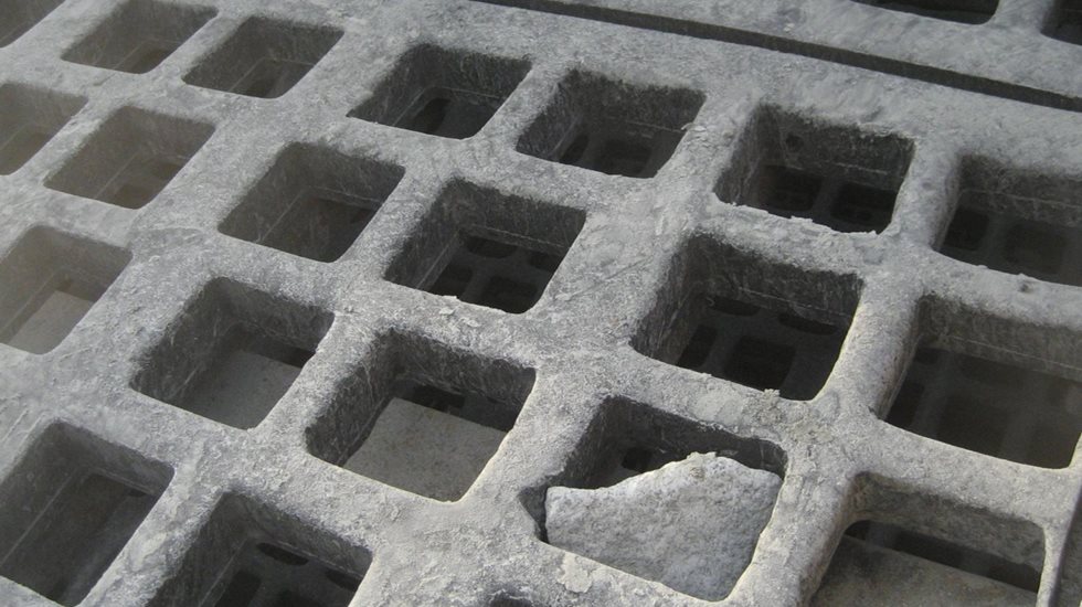 Screening media apertures above cross beam