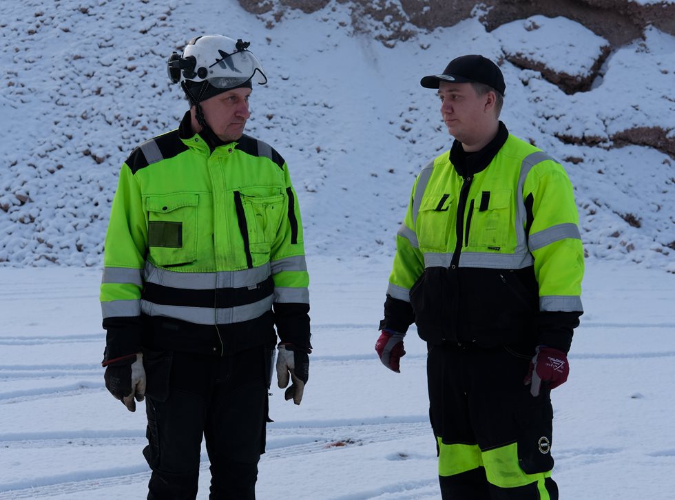 Jarmo Stenberg (left) represents the third generation, and his nephew Petteri the fourth, in the family’s crushing operations.